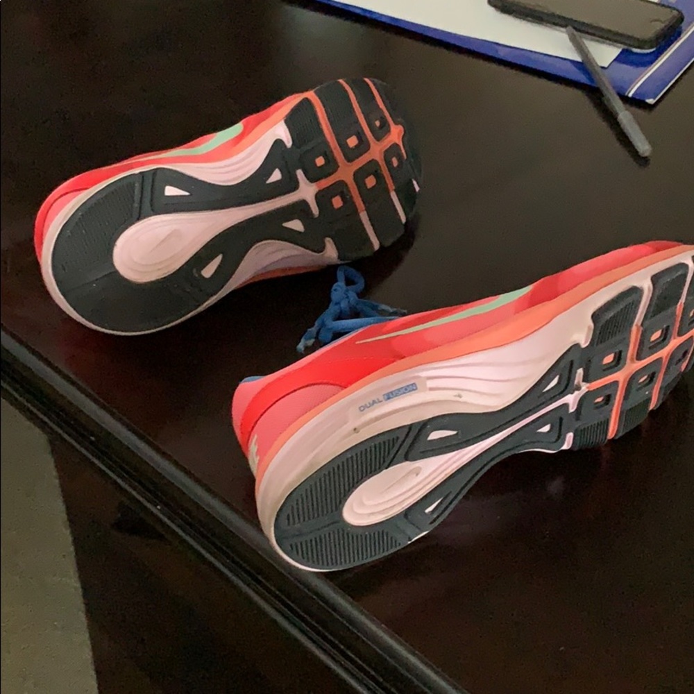 Nike running size 7 sneaker - Picture 3 of 4